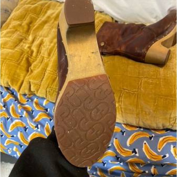 Ugg clogs size 7 - Picture 6 of 8